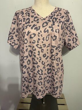 Women's Short Sleeve V-Neck Leopard Print Pocket Tee - Pink